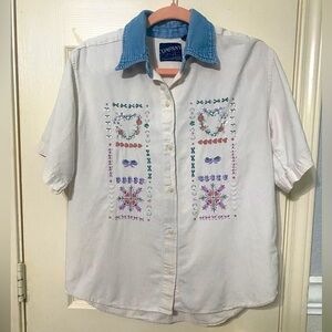 Vintage women’s button down with denim collar and embroidered hearts/ bows S
